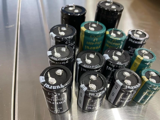 Bon prix Condensateurs électrolytiques avec résistance de la ligne de plomb La force de traction peut provoquer un court-circuit ou une fuite en ligne